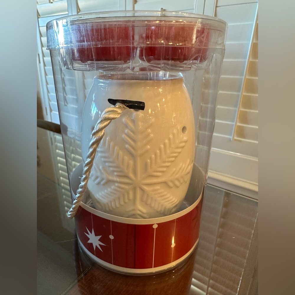 NWT Yankee Candle white/cream Snowflake Holder luminary w/4 tea lights NEW